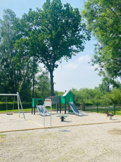 Jardinier paysagiste aménage aire de jeux extérieure