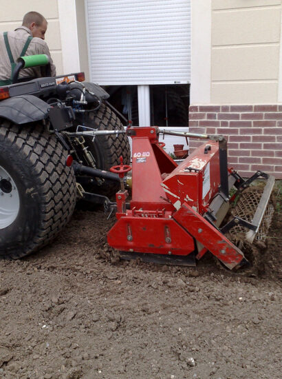 Paysagiste installant un gazon pour espace vert