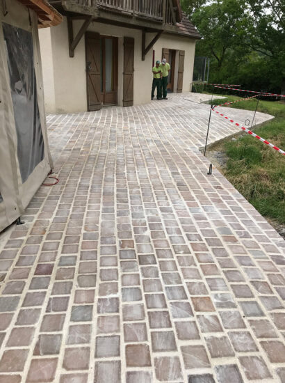 Allée de jardin en pavés par artisan paysager