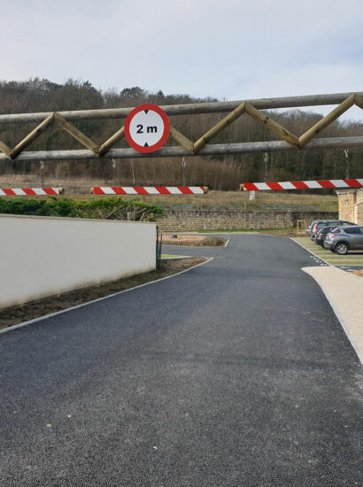 Barriere de parking à Bruyeres et Bernault