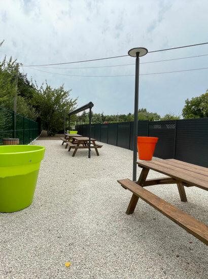 Table de pique-nique en bois installée dans jardin