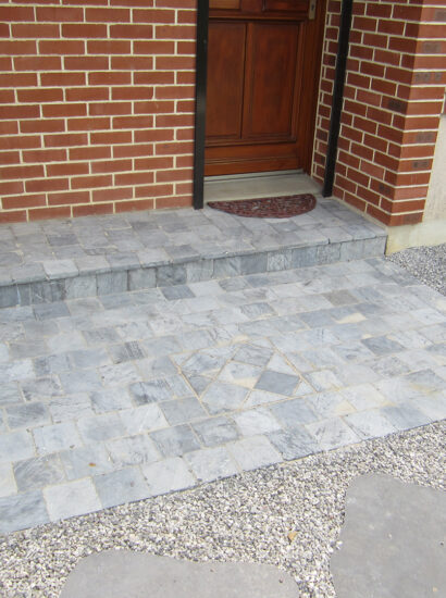 Pose de terrasse en pierre pour jardin moderne