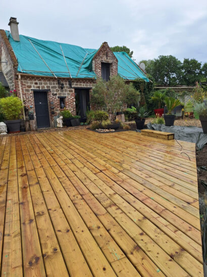 Terrasse bois et aménagement paysager harmonieux