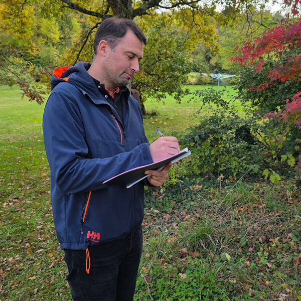 Personne en train de réaliser un aménagement paysager lors de la création d’un jardin pour ATENA Paysage