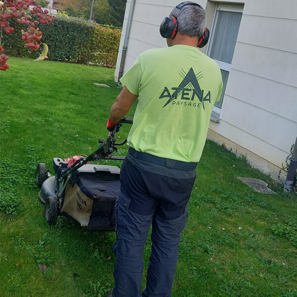 Jardinier paysagiste effectuant l’entretien d’un espace vert, tonte et soins des végétaux